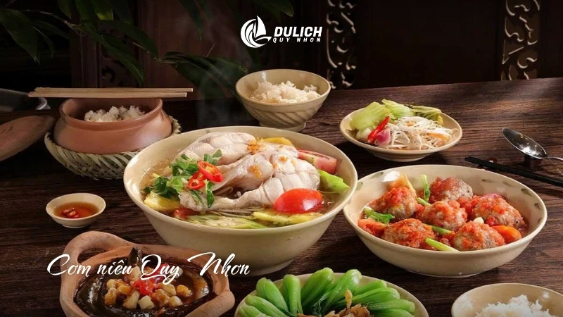 Phần cơm trên dẻo thơm ăn cùng cá kho tộ đậm vị