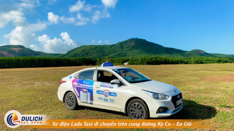 Xe điện Lado Taxi Quy Nhơn di chuyển trên cung đường Kỳ Co – Eo Gió
