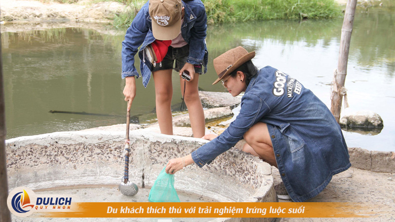 Du khách thích thú với trải nghiệm trứng luộc suối