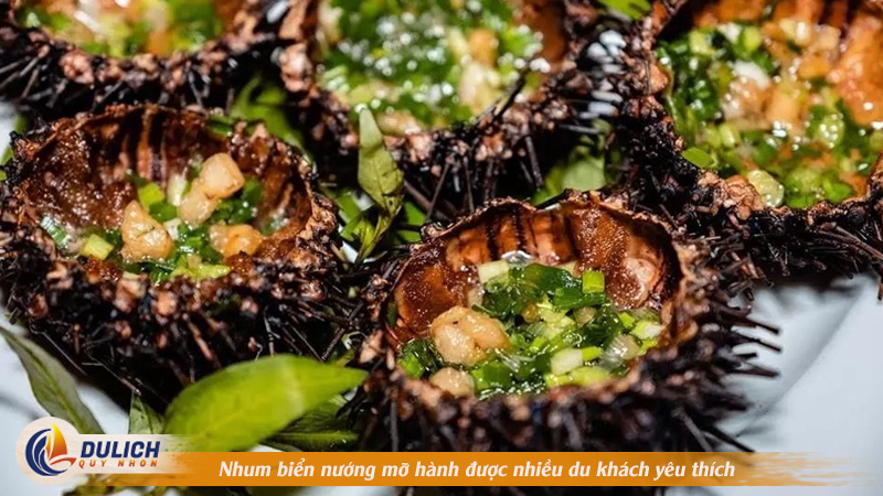 Nhum biển nướng mỡ hành được nhiều du khách yêu thích 
