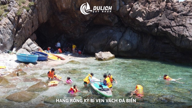 Hang Rồng kỳ bí ven vách đá biển