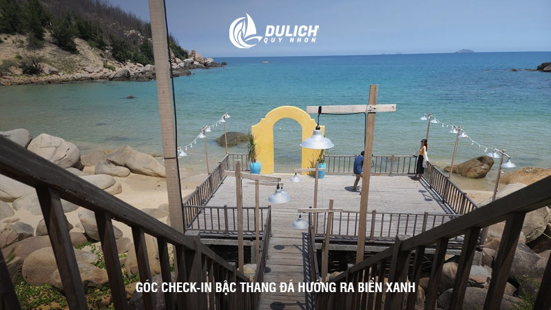 Góc check-in bậc thang đá hướng ra biển xanh