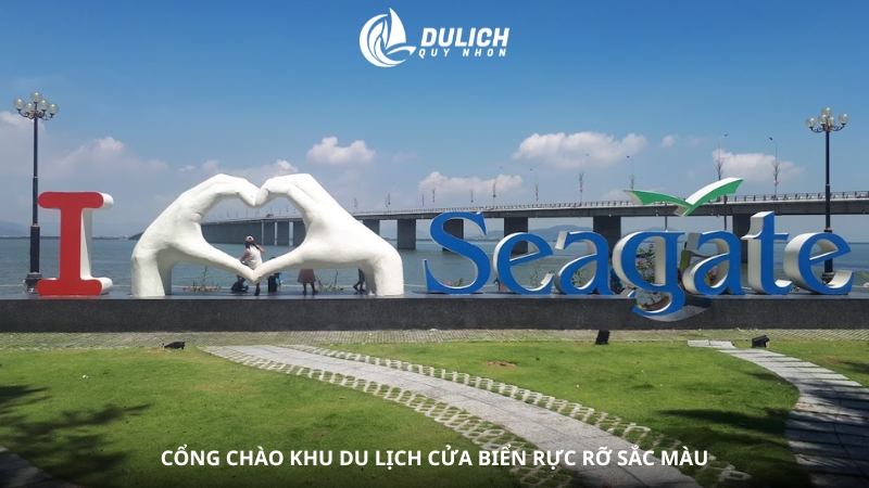 Cổng chào khu du lịch Cửa Biển rực rỡ sắc màu
