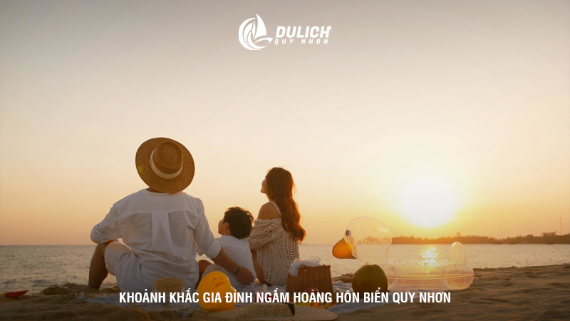 Khoảnh khắc gia đình ngắm hoàng hôn biển Quy Nhơn