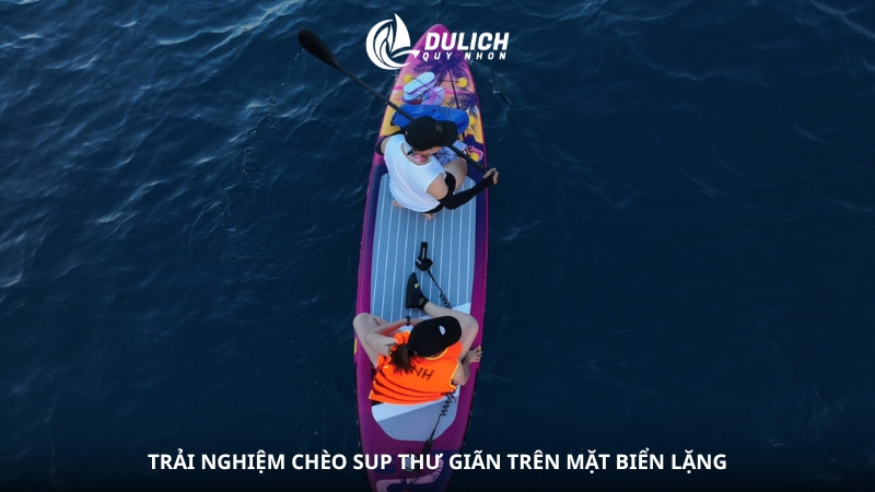 Trải nghiệm chèo SUP thư giãn trên mặt biển lặng