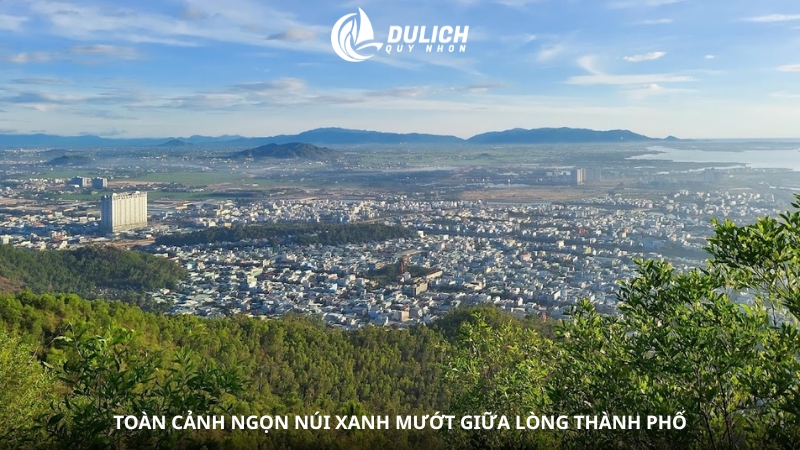 Toàn cảnh ngọn núi xanh mướt giữa lòng thành phố