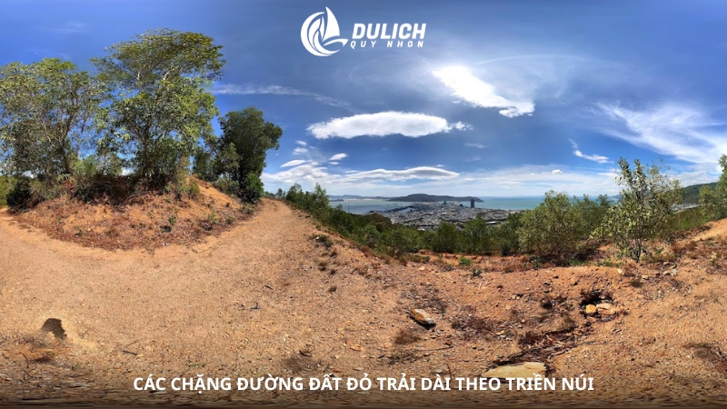 Các chặng đường đất đỏ trải dài theo triền núi
