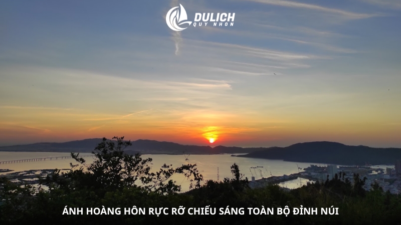 Ánh hoàng hôn rực rỡ chiếu sáng toàn bộ đỉnh núi