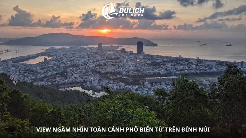View ngắm nhìn toàn cảnh phố biển từ trên đỉnh núi