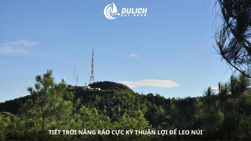 Tiết trời nắng ráo cực kỳ thuận lợi để leo núi