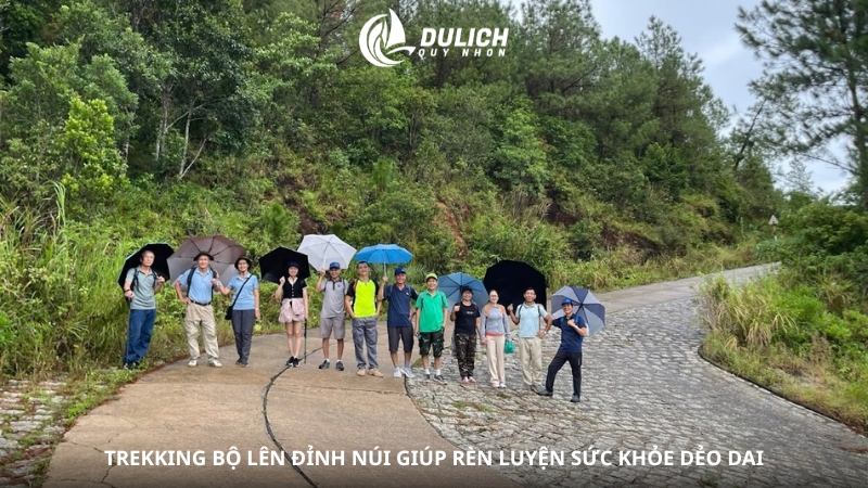 Trekking bộ lên đỉnh núi giúp rèn luyện sức khỏe dẻo dai