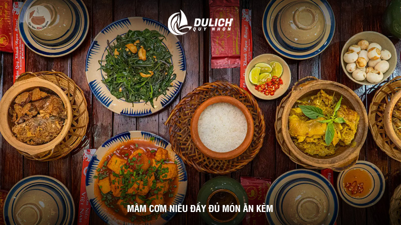 Mâm cơm niêu đầy đủ món ăn kèm