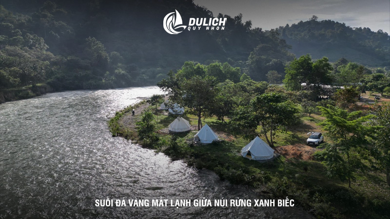 Suối Đá Vàng mát lạnh giữa núi rừng xanh biếc