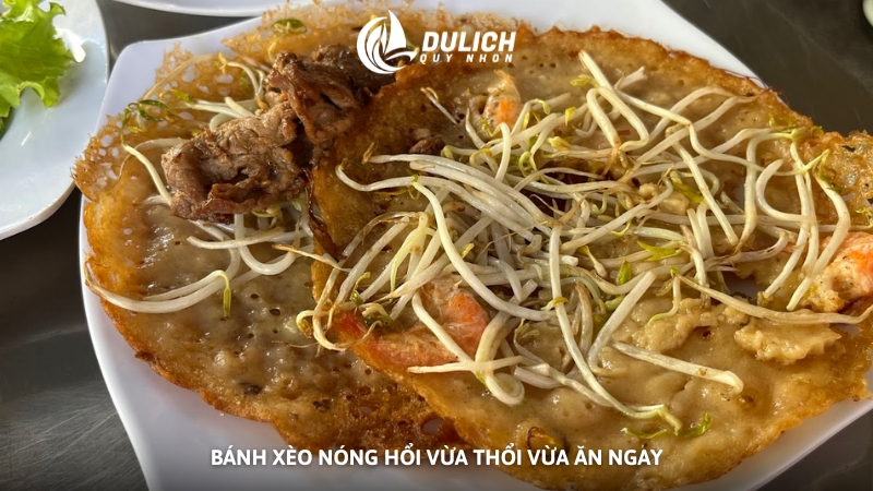 Bánh xèo nóng hổi vừa thổi vừa ăn ngay