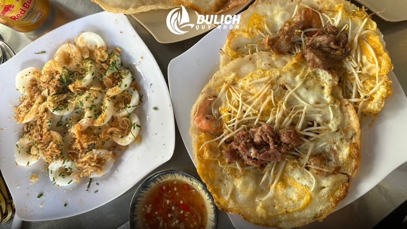 Bánh xèo nóng hổi vừa thổi vừa ăn ngay