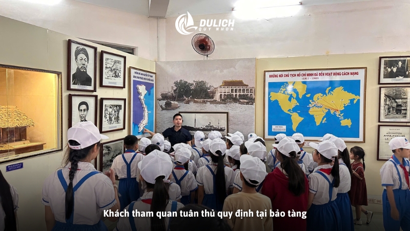 Khách tham quan tuân thủ quy định tại bảo tàng