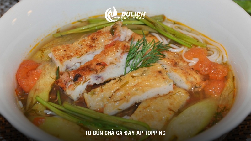 Tô bún chả cá đầy ắp topping