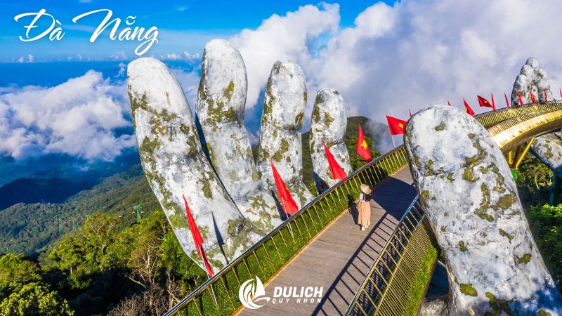 Bãi biển Đà Nẵng trong ngày nắng nhẹ tháng 12