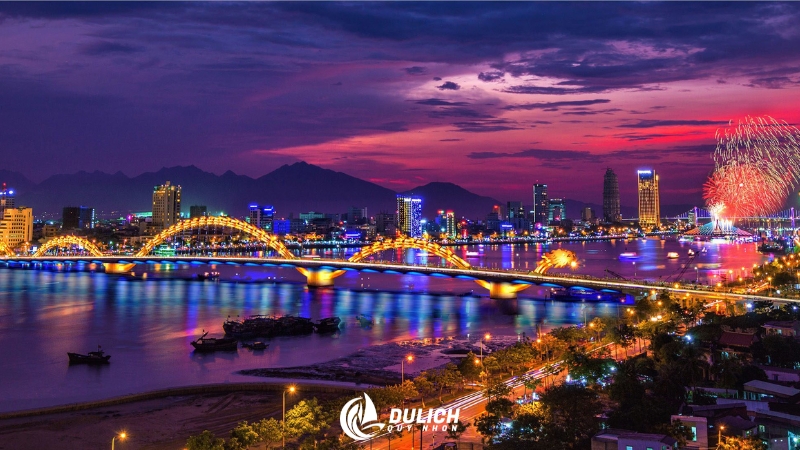 Bãi biển Đà Nẵng trong ngày nắng nhẹ tháng 12