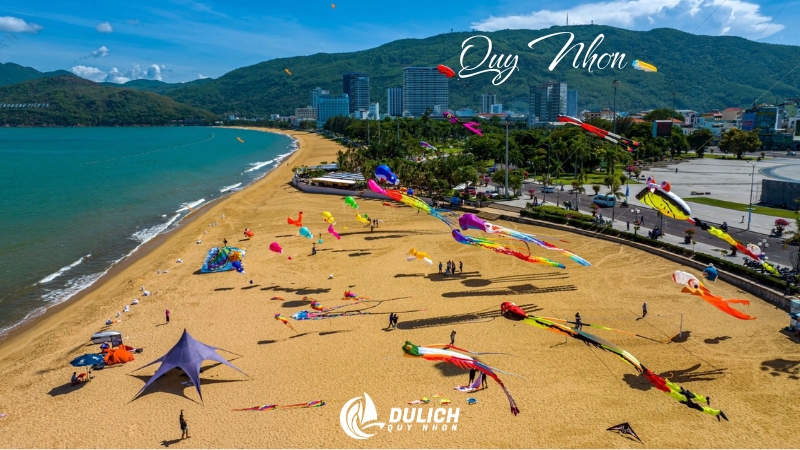 Biển Quy Nhơn trong xanh dịu nhẹ ngày tháng 12