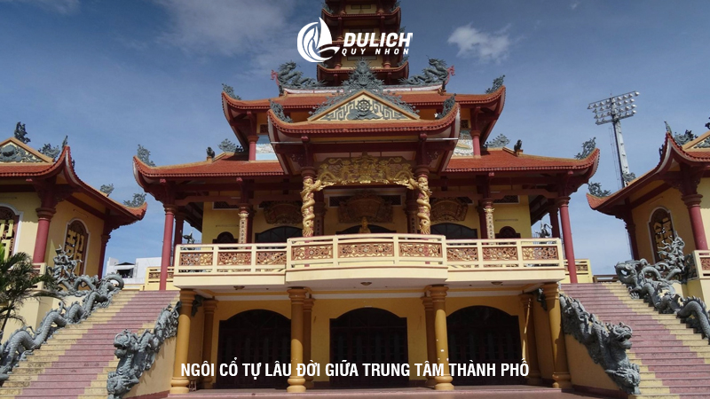 Ngôi cổ tự lâu đời giữa trung tâm thành phố