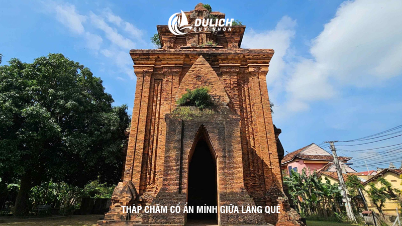 Tháp Chăm cổ ẩn mình giữa làng quê