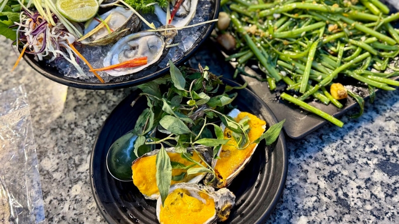 Không gian nhà hàng phục vụ đồ biển tươi