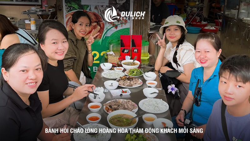 Bánh hỏi cháo lòng Hoàng Hoa Thám đông khách mỗi sáng