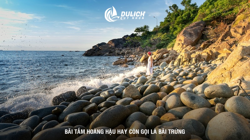 Bãi tắm Hoàng Hậu hay còn gọi là Bãi Trứng