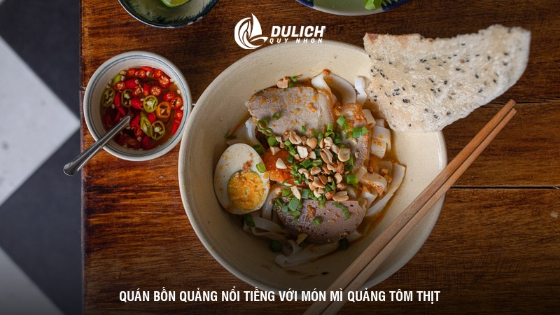 Quán Bốn Quảng nổi tiếng với món mì Quảng tôm thịt 