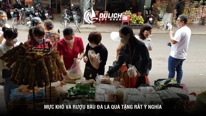 Mực khô và rượu Bàu Đá là quà tặng rất ý nghĩa