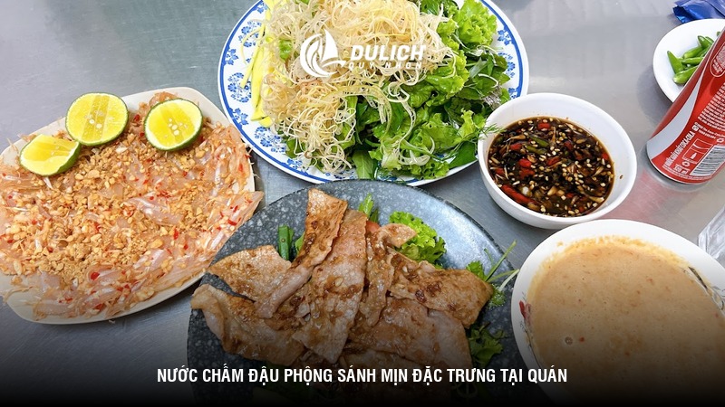Nước chấm đậu phộng sánh mịn đặc trưng tại quán
