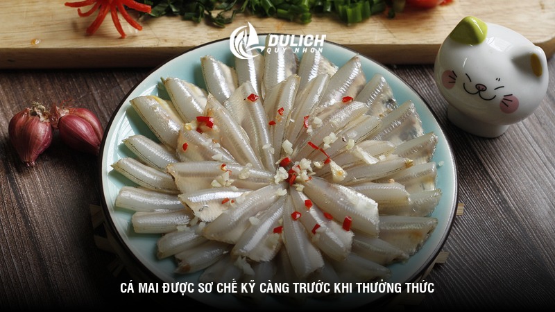 Cá mai được sơ chế kỹ càng trước khi thưởng thức