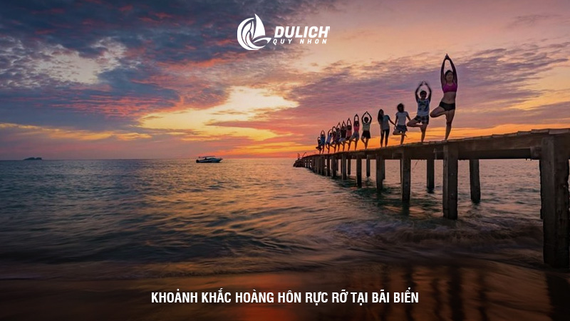 Khoảnh khắc hoàng hôn rực rỡ tại bãi biển