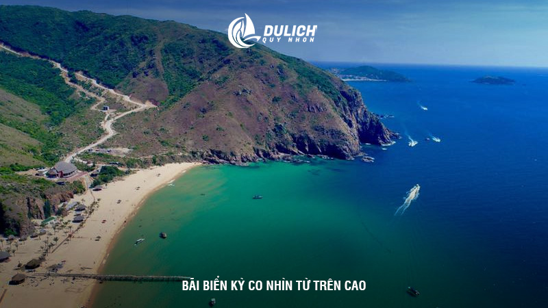 Đèo Eo Gió chạy dọc sườn núi hướng ra biển