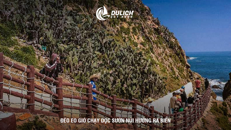 Đèo Eo Gió chạy dọc sườn núi hướng ra biển