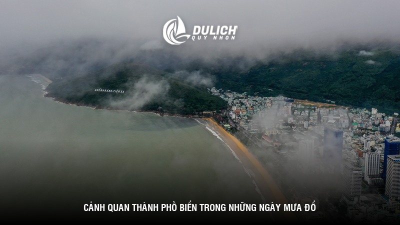 Cảnh quan thành phố biển trong những ngày mưa đổ