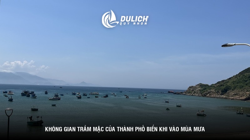 Không gian trầm mặc của thành phố biển khi vào mùa mưa