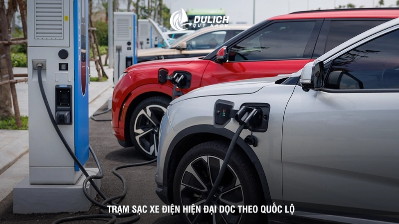 Trạm sạc xe điện hiện đại dọc theo quốc lộ