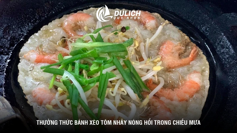 Thưởng thức bánh xèo tôm nhảy nóng hổi trong chiều mưa