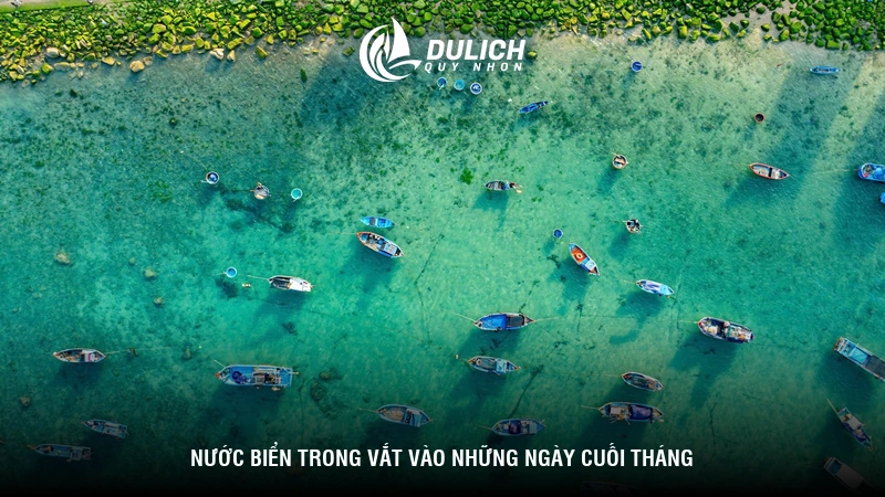 Nước biển trong vắt vào những ngày cuối tháng