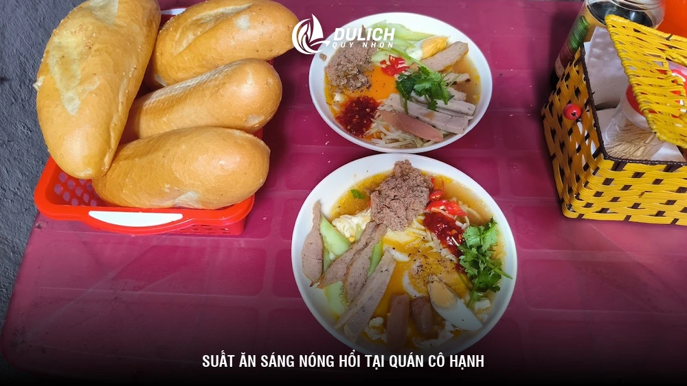 Suất ăn sáng nóng hổi tại quán cô Hạnh