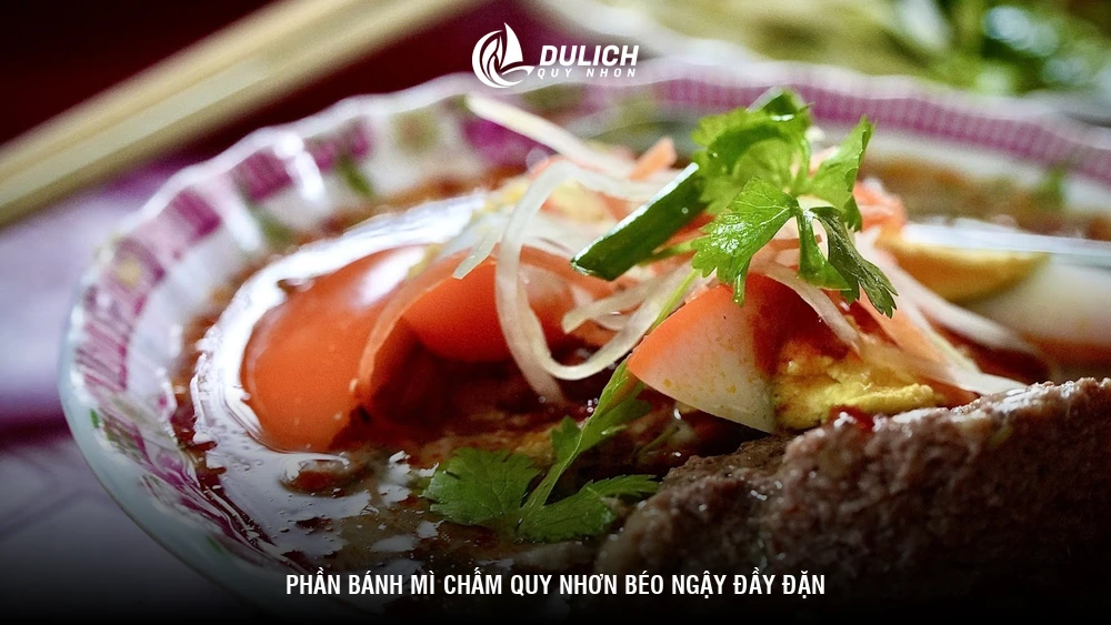 Phần bánh mì chấm Quy Nhơn béo ngậy đầy đặn