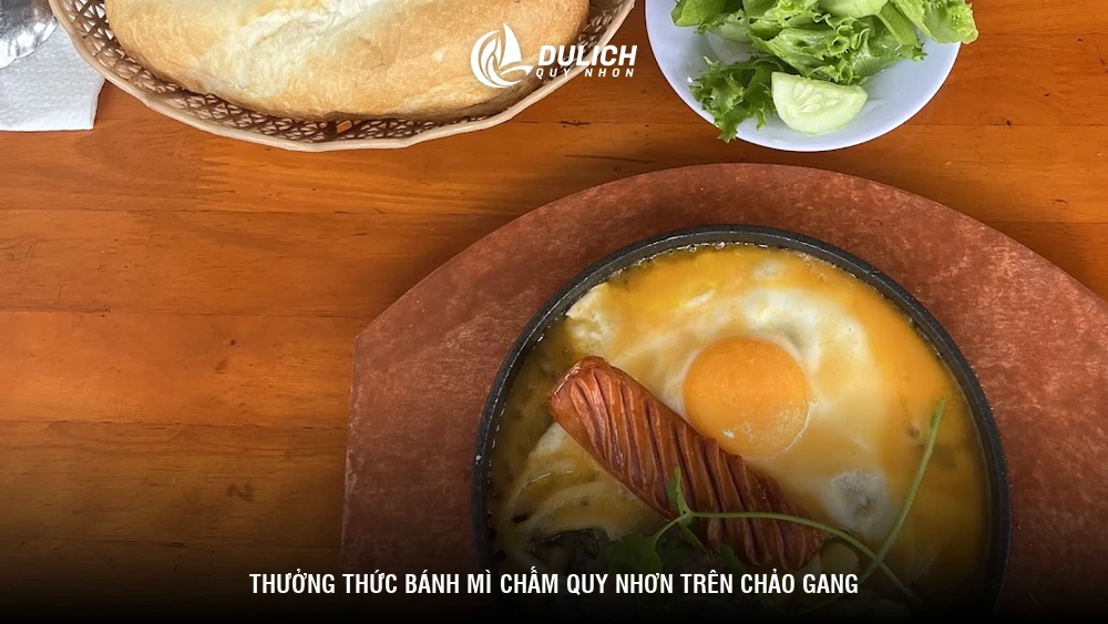Thưởng thức bánh mì chấm Quy Nhơn trên chảo gang