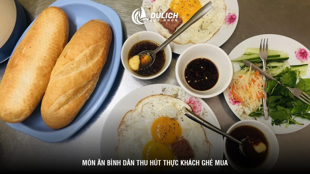 Món ăn bình dân thu hút thực khách ghé mua