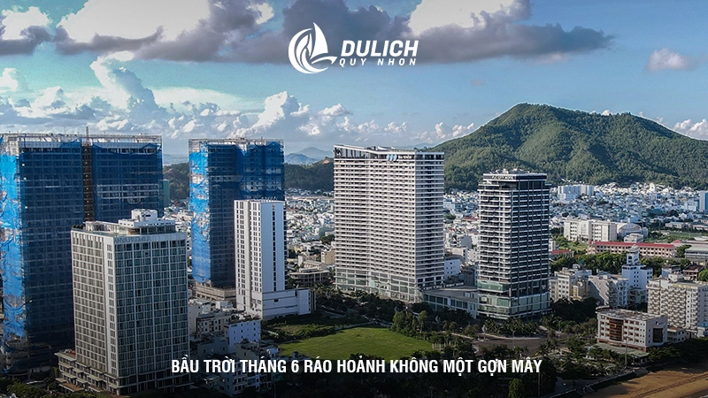 Bầu trời tháng 6 ráo hoảnh không một gợn mây