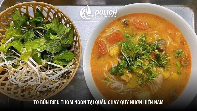 Tô bún riêu thơm ngon tại quán chay Quy Nhơn Hiển Nam